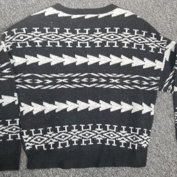 EXPRESS Black White Long Sleeve Aztec Patterned Sweater - Picture 5 of 7